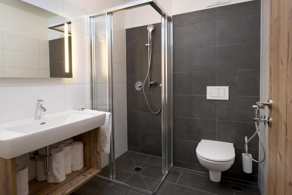 A bathroom at Ski & Golf Suites Zell am See by Alpin Rentals - incl Summercard