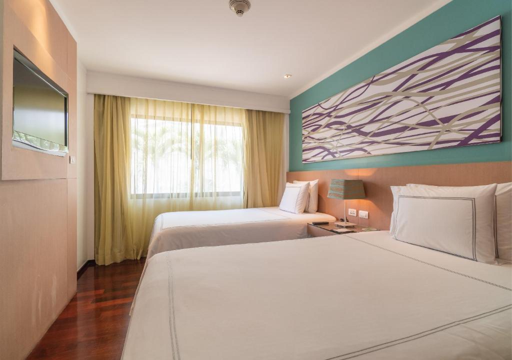 Ein Bett oder Betten in einem Zimmer der Unterkunft Radisson Resort and Suites Phuket