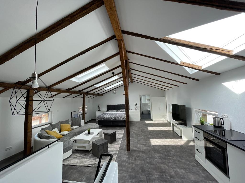 um loft com uma cama e uma sala de estar em GLEIS 13 - THE LOFT im ehemaligen Lokschuppen em Bückeburg