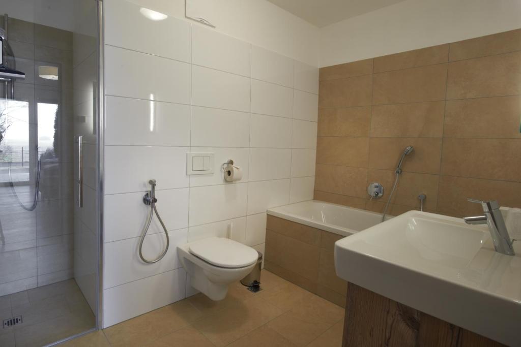 A bathroom at Ski & Golf Suites Zell am See by Alpin Rentals - incl Summercard
