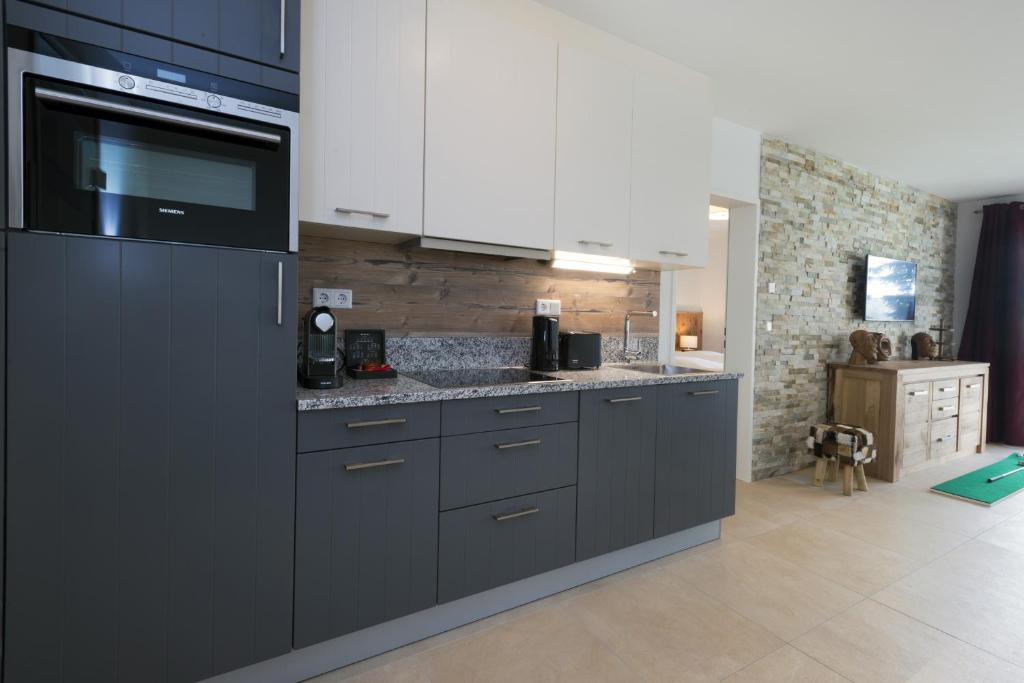 A kitchen or kitchenette at Ski & Golf Suites Zell am See by Alpin Rentals - incl Summercard