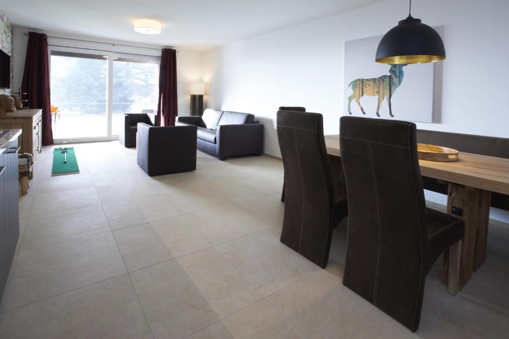 A seating area at Ski & Golf Suites Zell am See by Alpin Rentals - incl Summercard