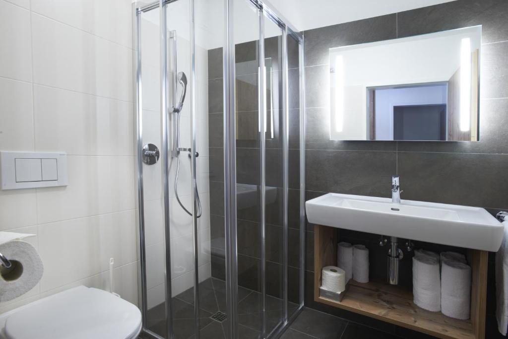 A bathroom at Ski & Golf Suites Zell am See by Alpin Rentals - incl Summercard
