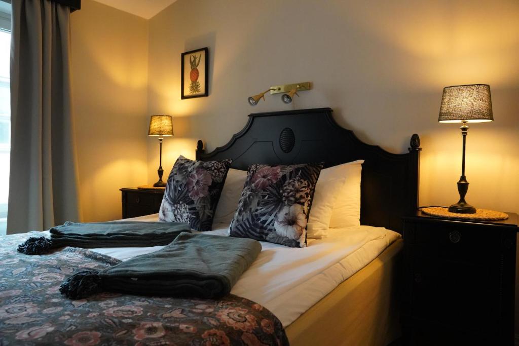 Postel nebo postele na pokoji v ubytování Mojo Hotell