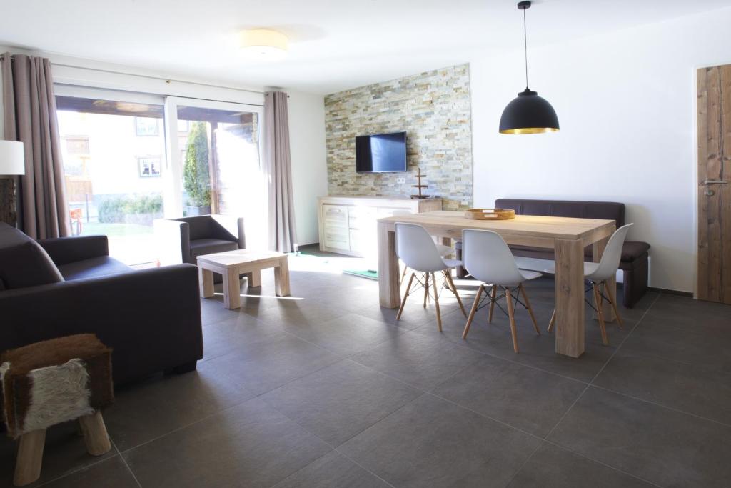 A television and/or entertainment centre at Ski & Golf Suites Zell am See by Alpin Rentals - incl Summercard