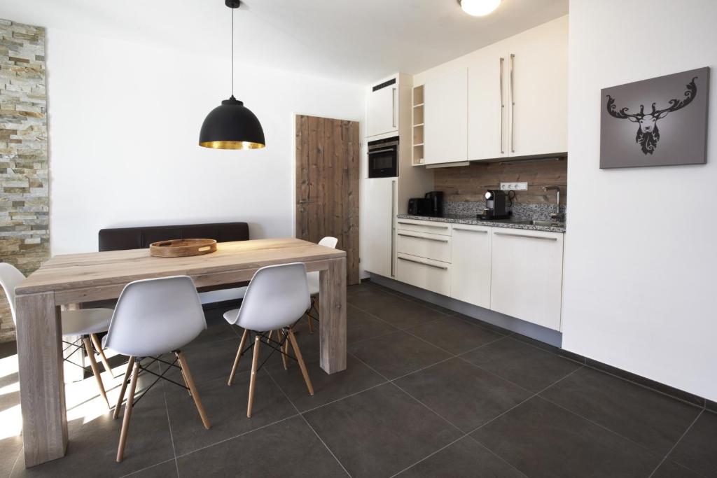 A kitchen or kitchenette at Ski & Golf Suites Zell am See by Alpin Rentals - incl Summercard