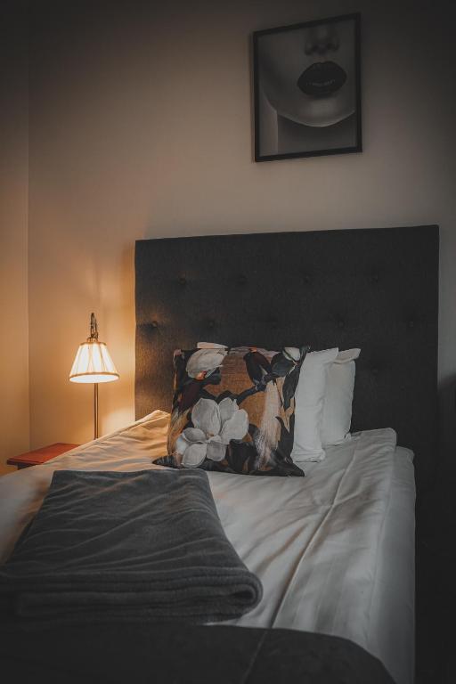 Postel nebo postele na pokoji v ubytování Mojo Hotell
