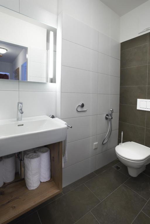 A bathroom at Ski & Golf Suites Zell am See by Alpin Rentals - incl Summercard