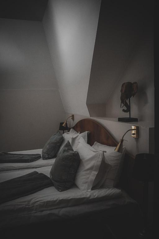 Postel nebo postele na pokoji v ubytování Mojo Hotell
