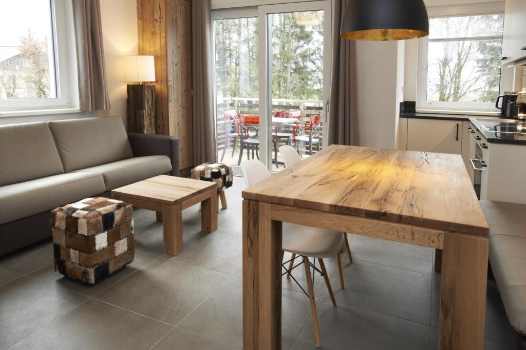 A kitchen or kitchenette at Ski & Golf Suites Zell am See by Alpin Rentals - incl Summercard