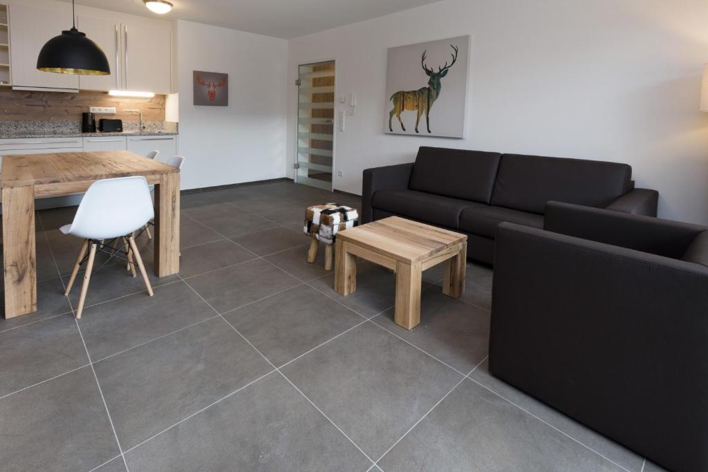 A seating area at Ski & Golf Suites Zell am See by Alpin Rentals - incl Summercard