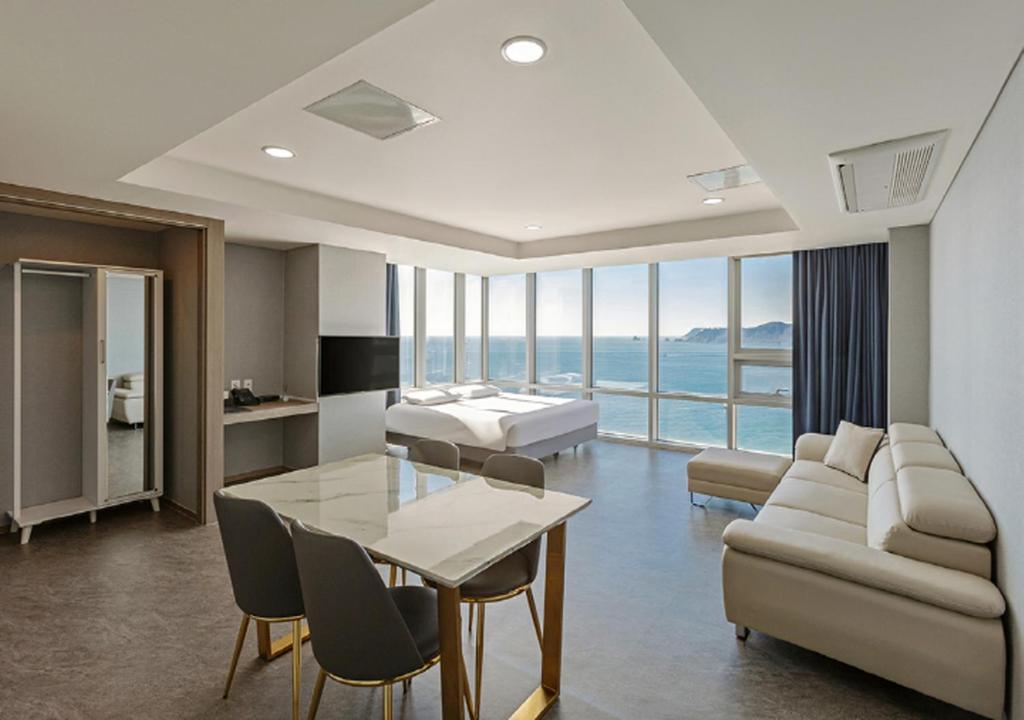TV a/nebo společenská místnost v ubytování Sun Cloud Hotel
