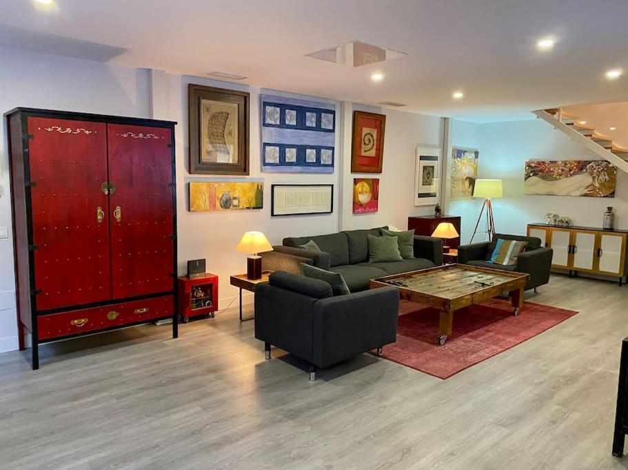 sala de estar con sofá y mesa en Duplex acogedor y cómodo, en San Sebastián de los Reyes