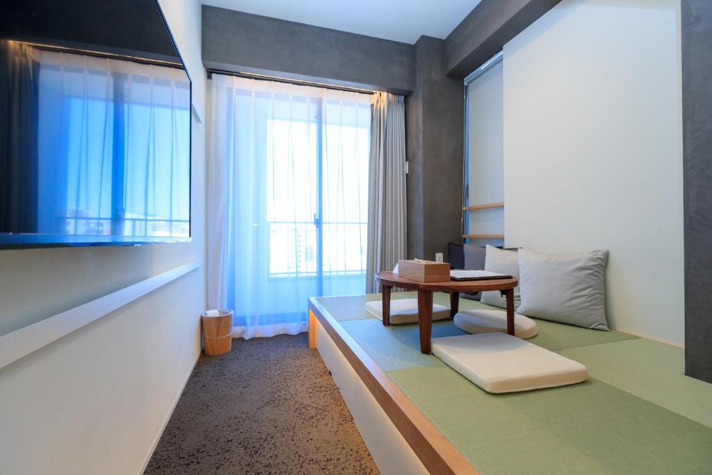 Postel nebo postele na pokoji v ubytování Sakura Cross Hotel Ueno Iriya Annex