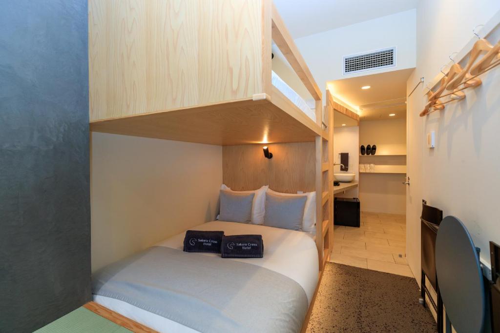 Postel nebo postele na pokoji v ubytování Sakura Cross Hotel Ueno Iriya Annex