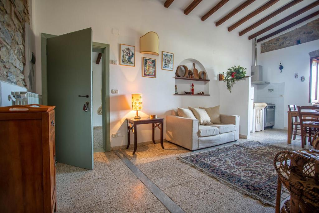 sala de estar con sofá y mesa en Enrica - Agriturismo La Valentina, en Talamone