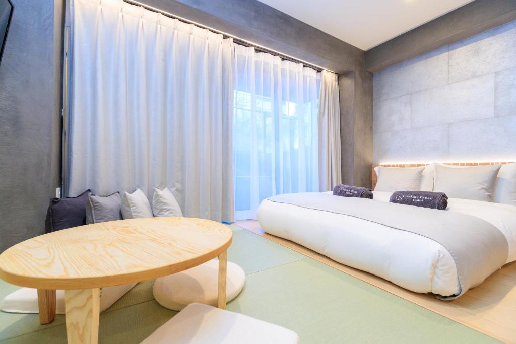Postel nebo postele na pokoji v ubytování Sakura Cross Hotel Ueno Iriya Annex