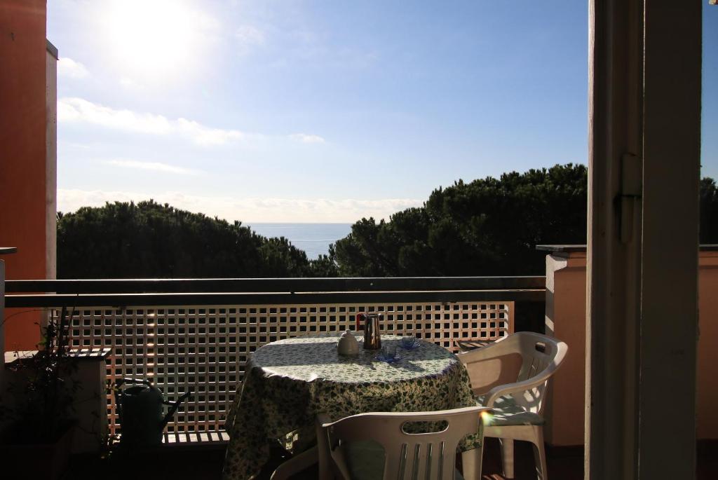 een tafel en stoelen op een balkon met uitzicht bij Raffy's HOME in Arenzano