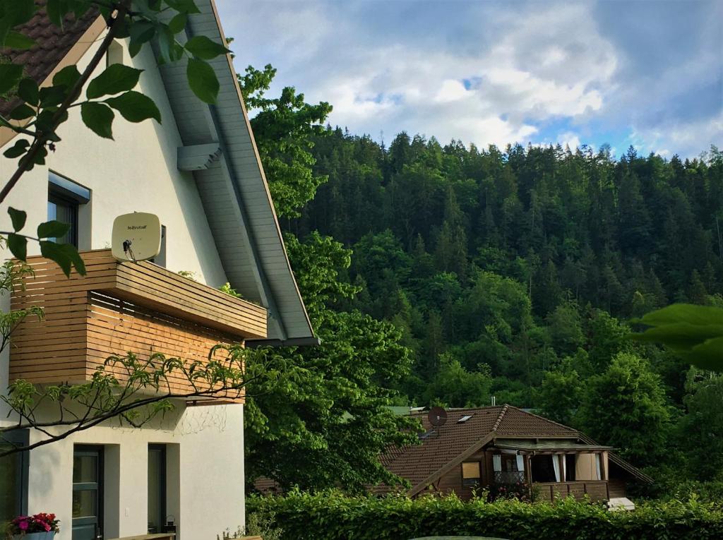 budynek z widokiem na las w obiekcie Am Hügel Apartment w mieście Pörtschach am Wörthersee