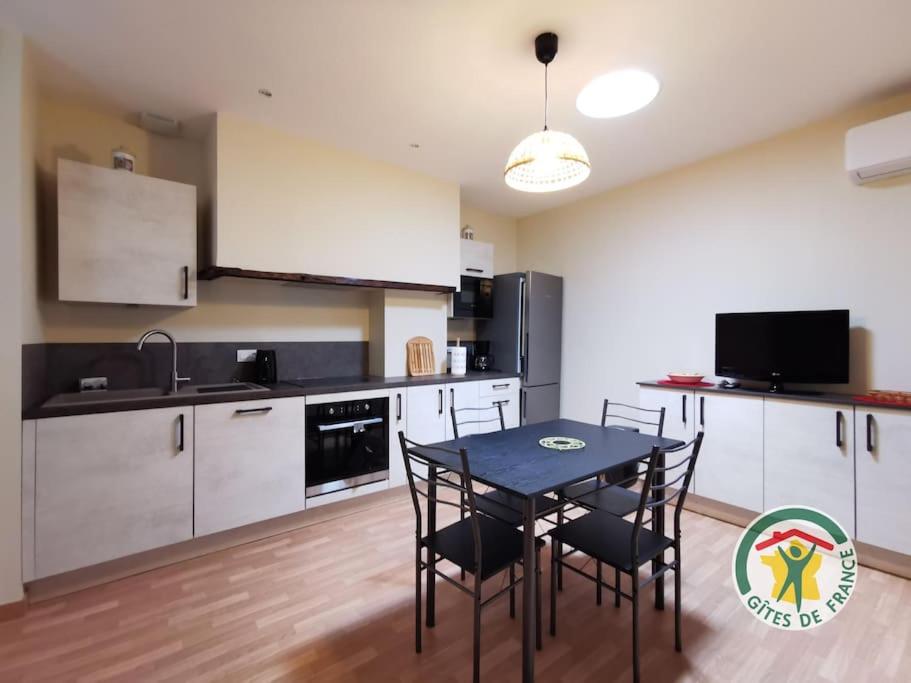 a kitchen with a table and chairs in a room at Studio pratique, Garage gratuit, Esprit Auber in Béziers