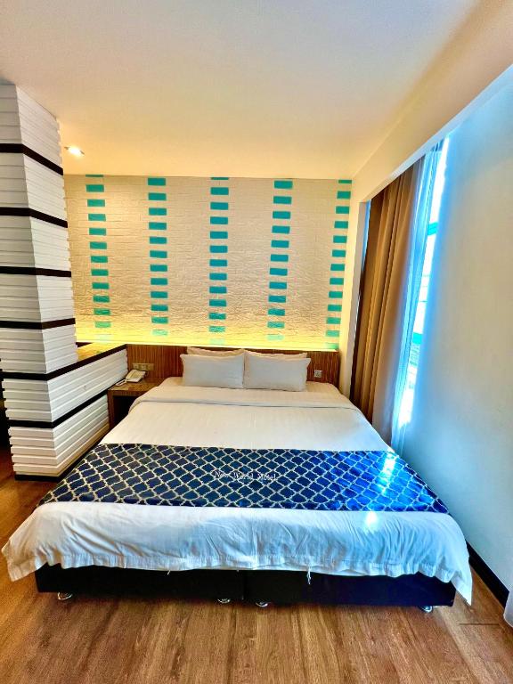 Postel nebo postele na pokoji v ubytování New World Express Motel
