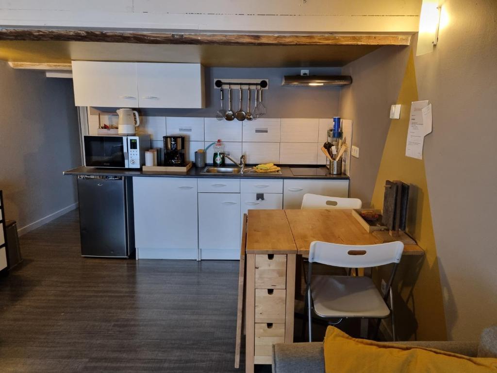 Kuchyň nebo kuchyňský kout v ubytování Studio AU CENTRE de Chimay, arrivee autonome