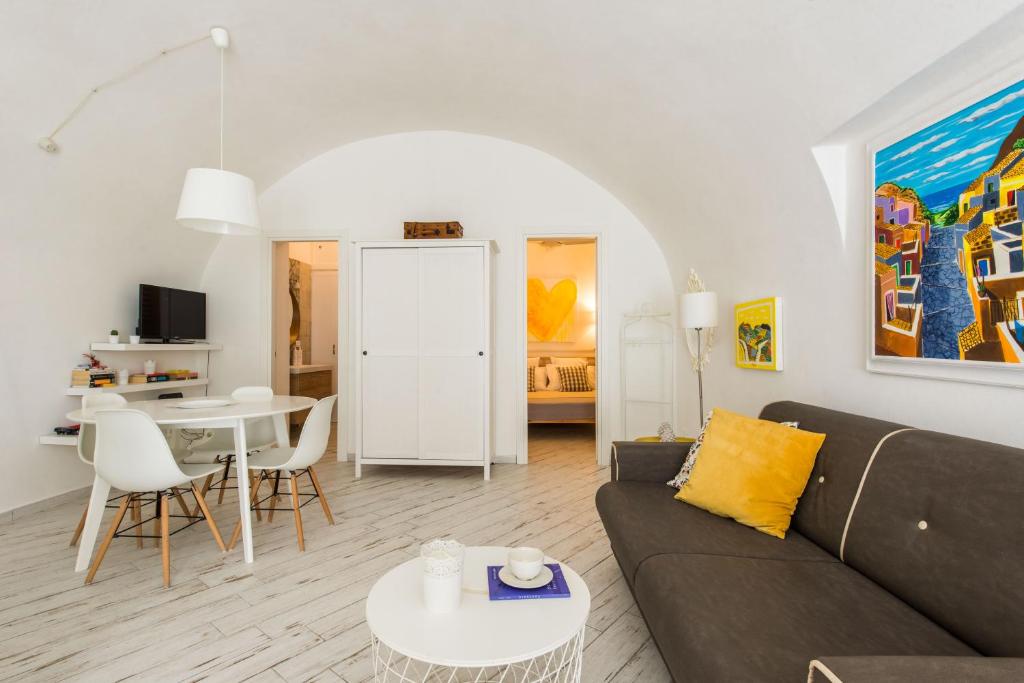 ein Wohnzimmer mit einem Sofa und einem Tisch in der Unterkunft Marina Suite by Wonderful Italy in Palermo