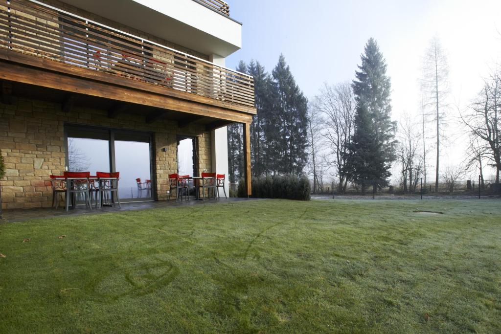 A garden outside Ski & Golf Suites Zell am See by Alpin Rentals - incl Summercard