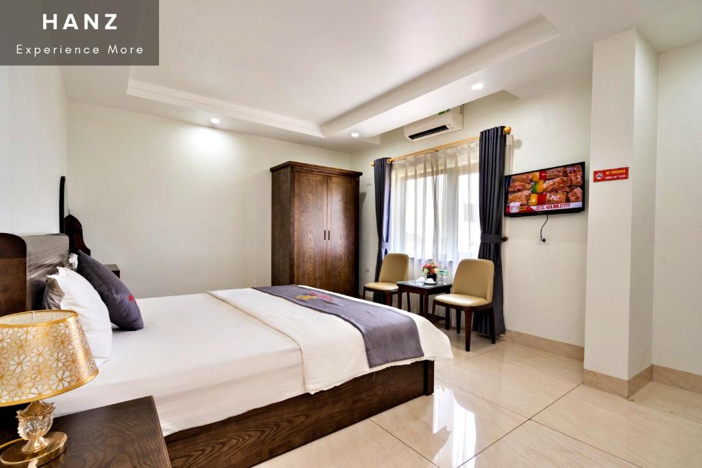 a hotel room with a bed and a table at HANZ Duc Hieu 1 Hotel in Hanoi