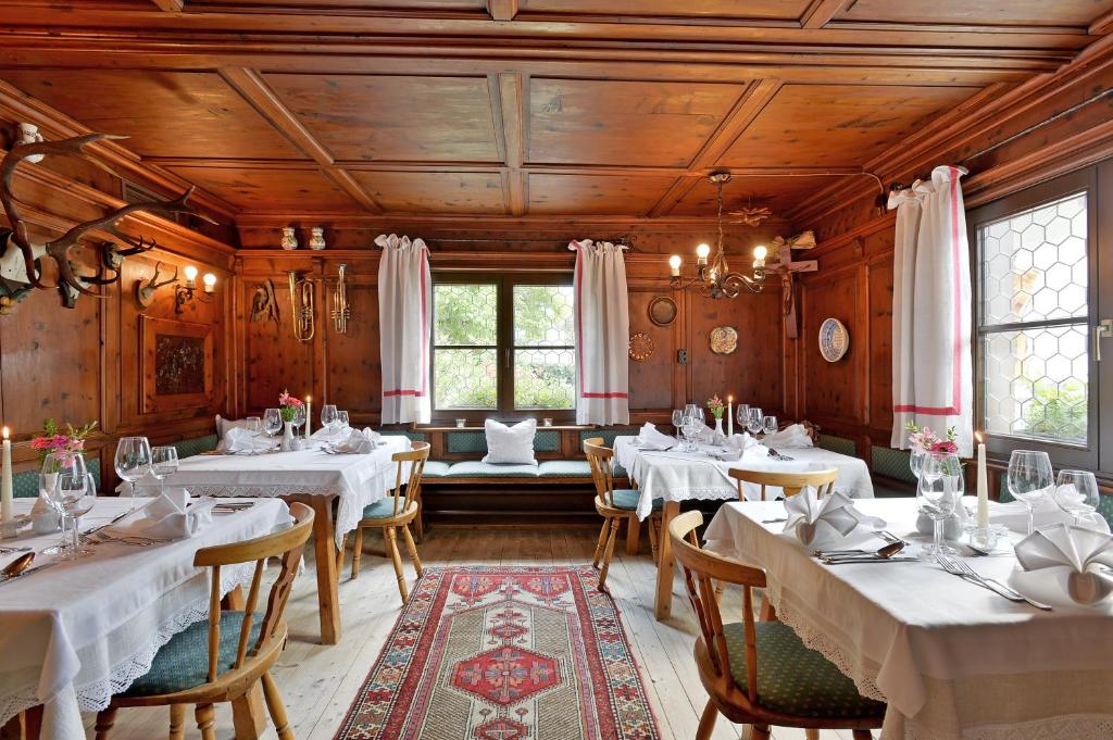 Ein Restaurant oder anderes Speiselokal in der Unterkunft Natur Resort RISSBACHER 