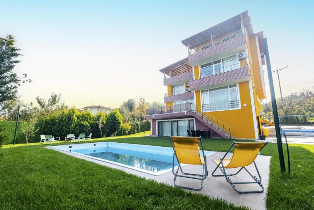 Villa with Private Pool and Garden in Kartepe
