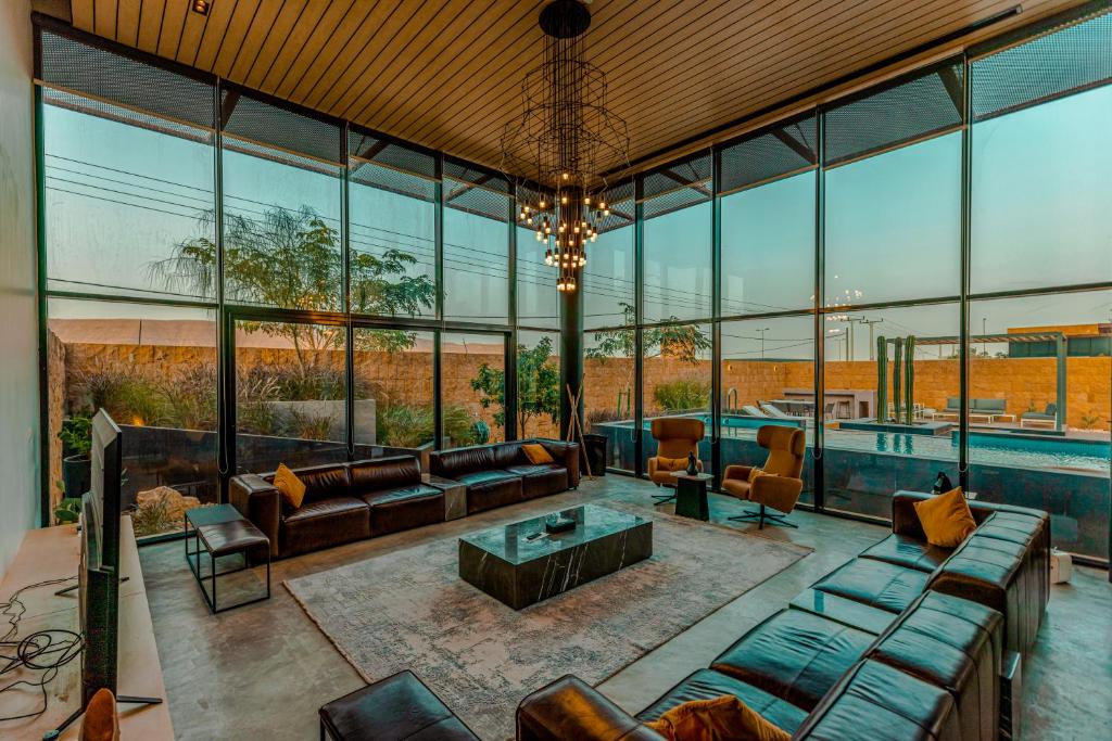 sala de estar con sofás y piscina en Najdarah Resort en Riad