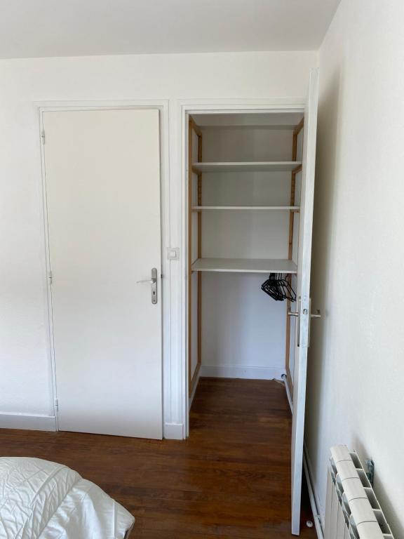 a bedroom with a white door and a closet at Appartement Le Lauzet in La Roche-de-Rame