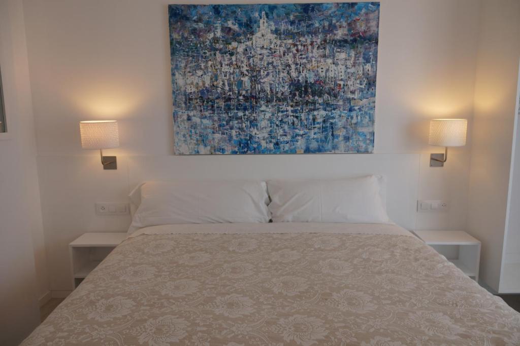 Postel nebo postele na pokoji v ubytování Hostal Marina Cadaqués