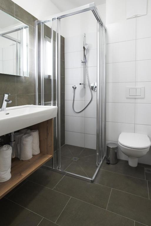 A bathroom at Ski & Golf Suites Zell am See by Alpin Rentals - incl Summercard