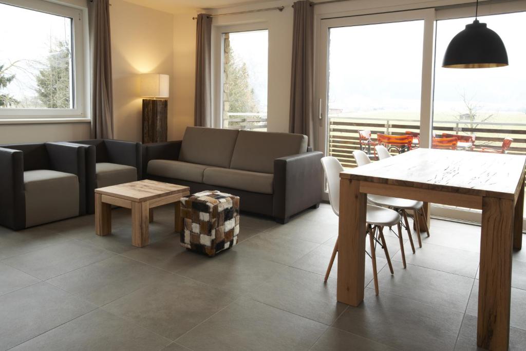 A seating area at Ski & Golf Suites Zell am See by Alpin Rentals - incl Summercard