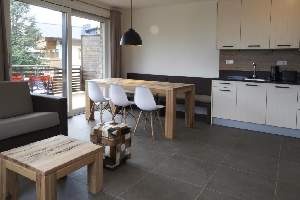 A kitchen or kitchenette at Ski & Golf Suites Zell am See by Alpin Rentals - incl Summercard