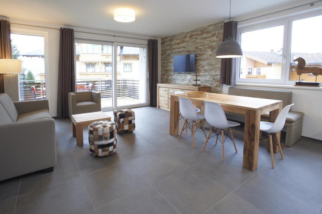 A seating area at Ski & Golf Suites Zell am See by Alpin Rentals - incl Summercard