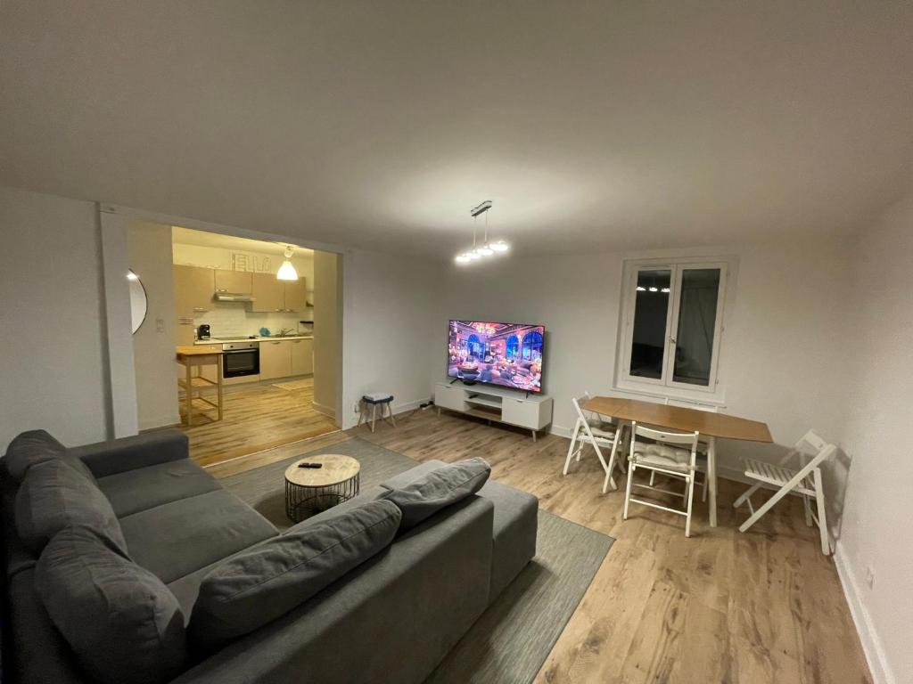 Televízia a/alebo spoločenská miestnosť v ubytovaní Les appartements d’Edgar