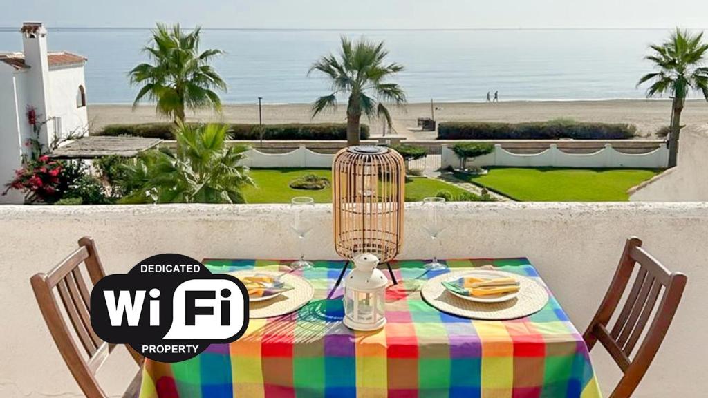 ein Tisch mit einer bunten Tischdecke und einem Ventilator in der Unterkunft Marina de Casares 25 10 in Casares