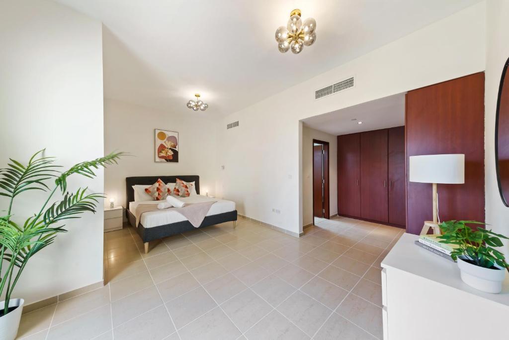 Postel nebo postele na pokoji v ubytování Large JBR 2BR w/ balcony / Heart of Dubai Marina