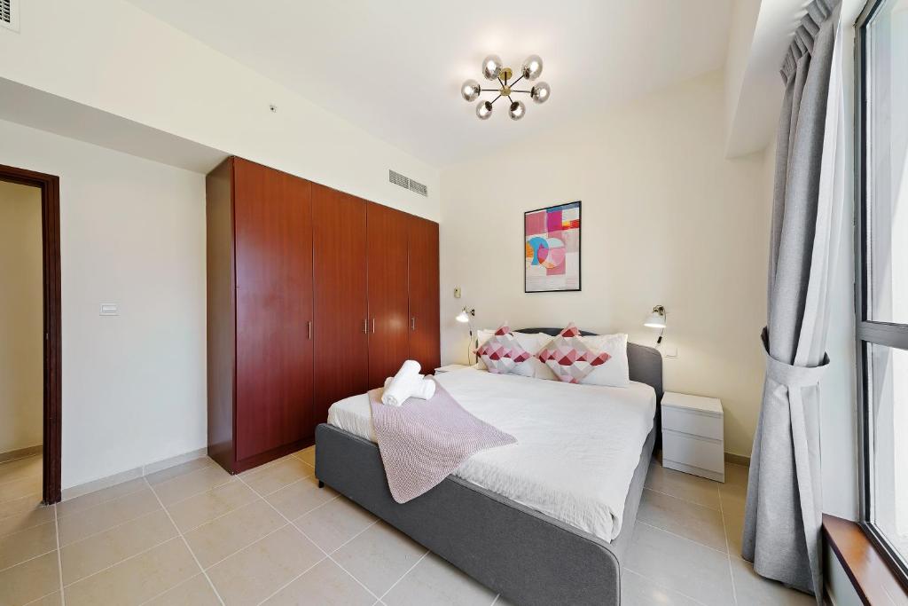 Postel nebo postele na pokoji v ubytování Large JBR 2BR w/ balcony / Heart of Dubai Marina