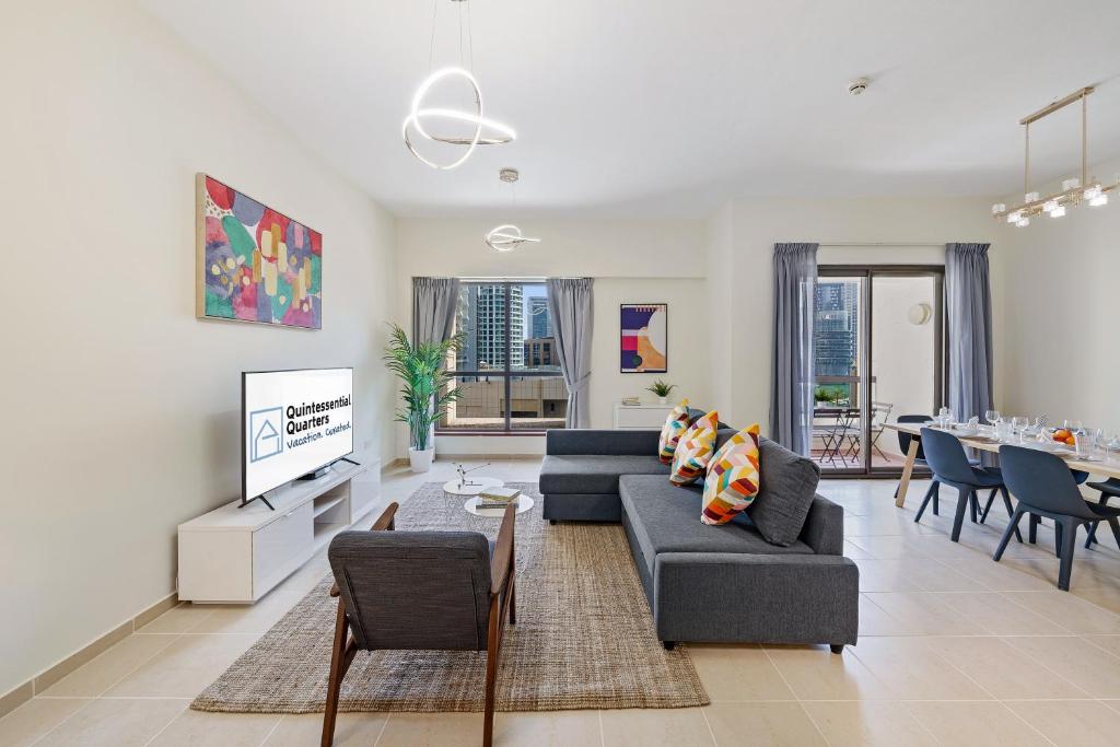 Posezení v ubytování Large JBR 2BR w/ balcony / Heart of Dubai Marina
