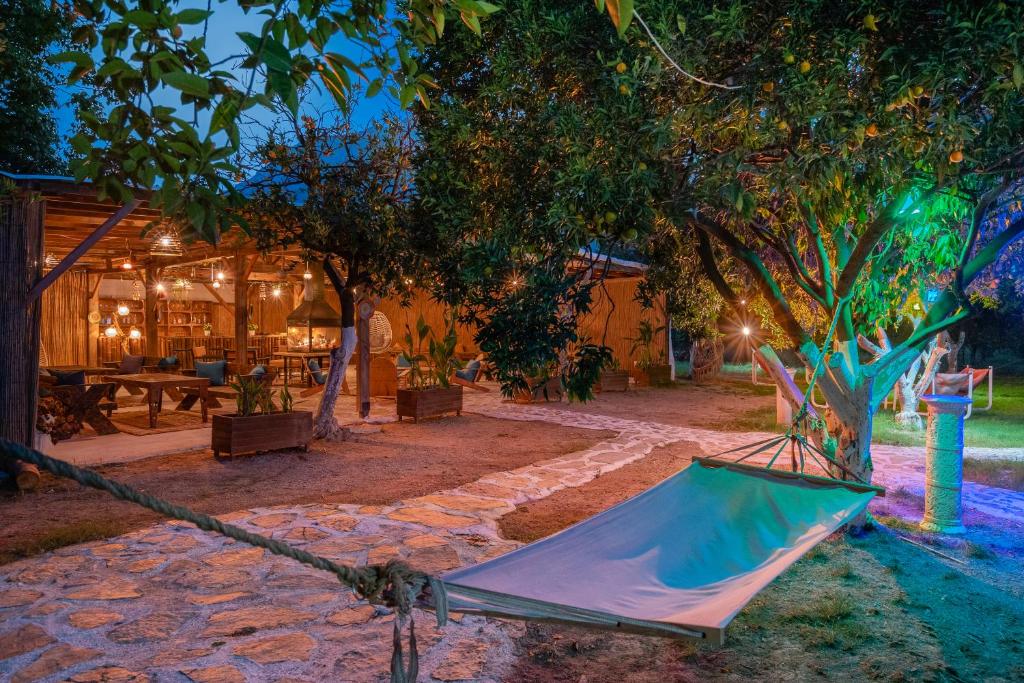 A garden outside GÜLER BUTİK HOTEL
