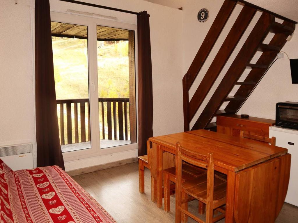 a dining room with a table and a window at Appartement Les Orres, 1 pièce, 6 personnes - FR-1-322-226 in Les Orres