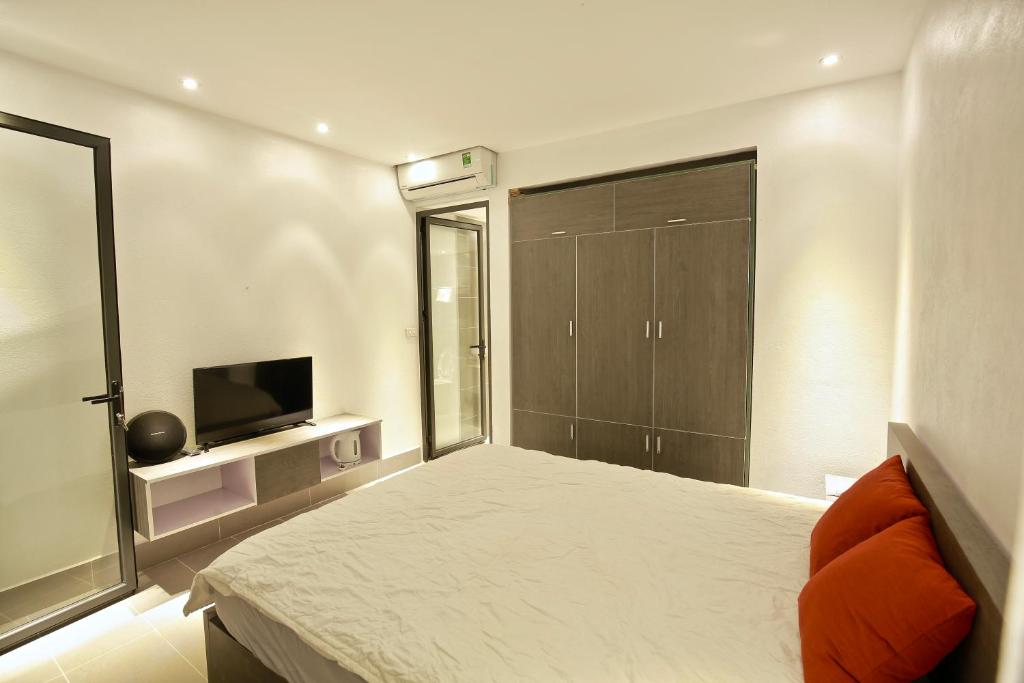 um quarto com uma cama e uma televisão em Coto Island Beach Village Homestay em Dao Co To