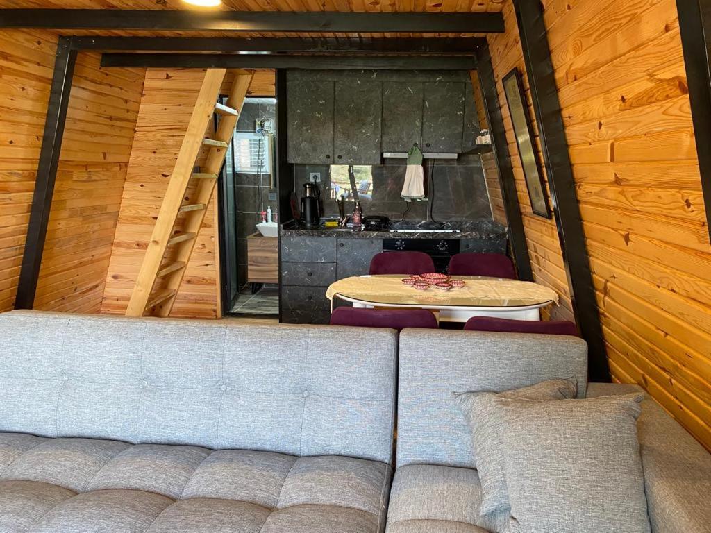 un soggiorno con divano e tavolo di Lake View Bungalow Close to Airport a Arnavutköy