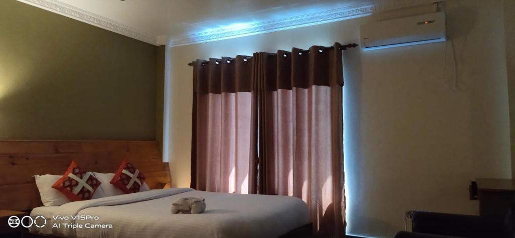 Кровать или кровати в номере Hotel hornbill