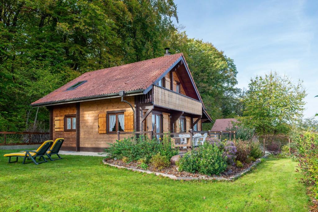 ein kleines Holzhaus mit Garten im Hof in der Unterkunft Chalet Café-Chocolat 