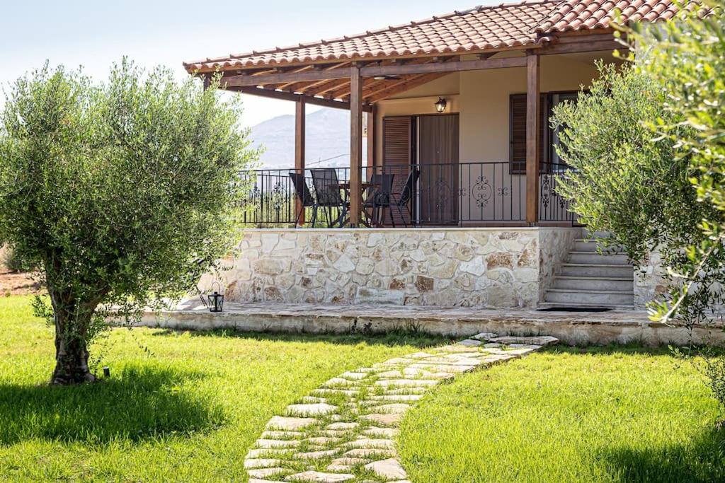 une maison avec un chemin en pierre menant à une terrasse couverte dans l'établissement Villa Luz, à Koumariés
